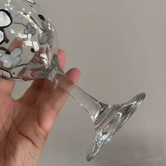 Set of 2 Hand Painted Floral Wine Glasses - Picture 4 of 7